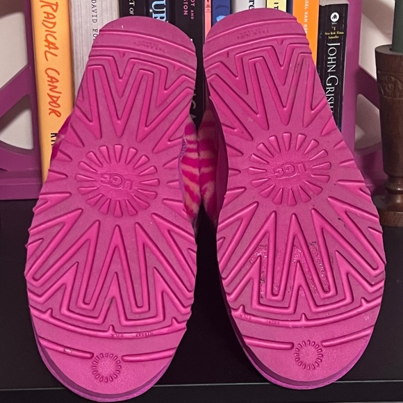 EUC Ugg Fluff Mini Zebra - Picture 6 of 6